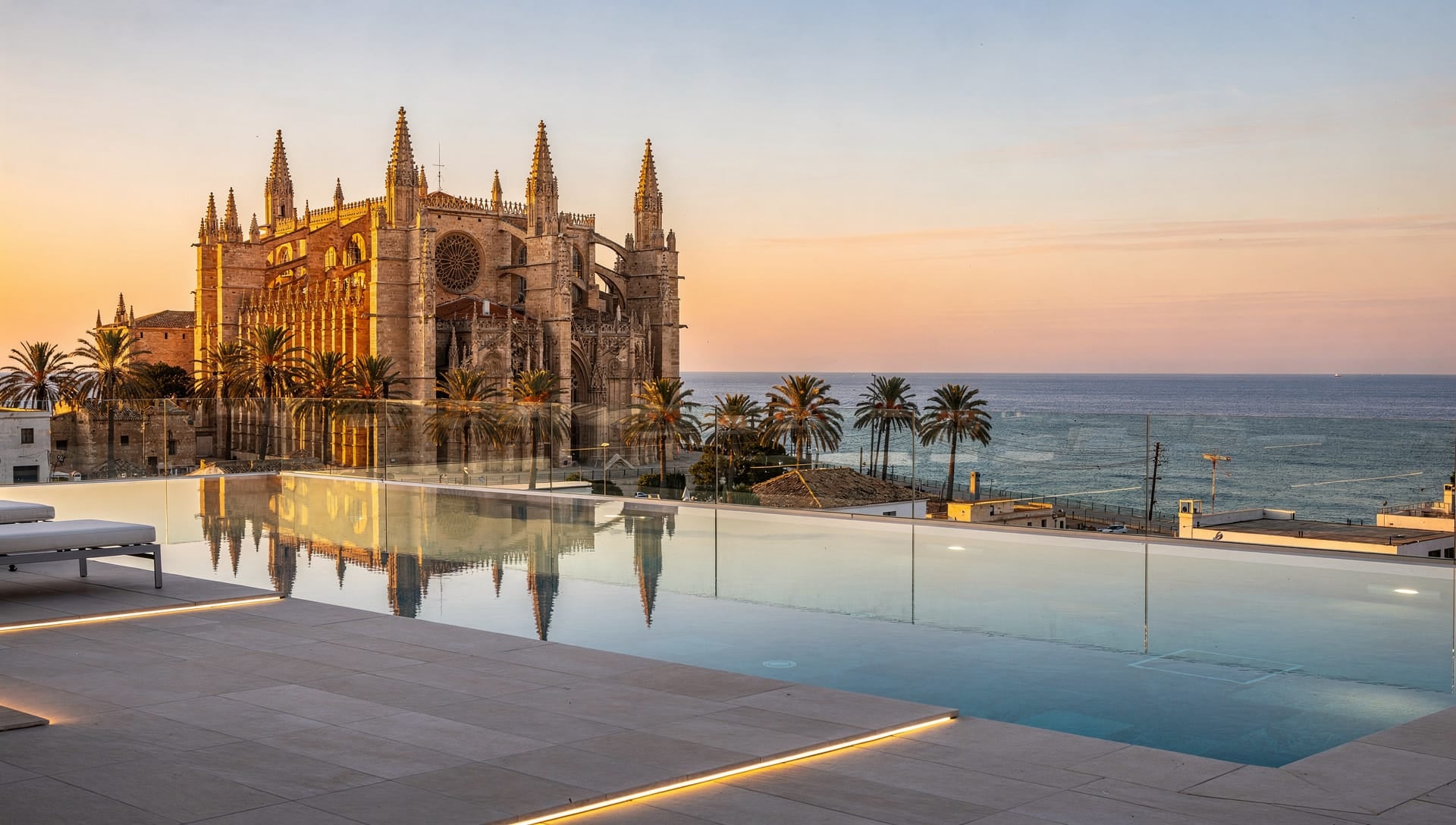 Catedral de Palma al atardecer con piscina infinity